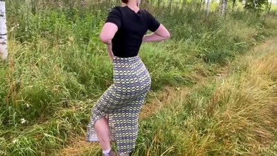 Jin li kuçeyê dîkê dimije û bi qûna xwe re seksê dike. CleoModel pornoya rûsî