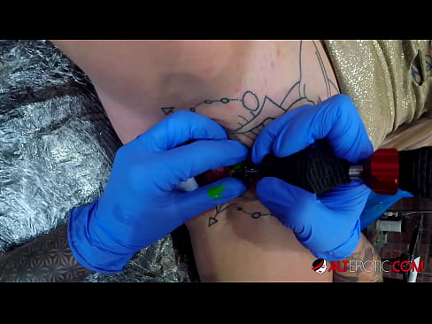 ❤️ Keçika pir tattookirî Sully Savage tattooek li ser klîtorê xwe kir. ☑ Super porno li ku.special-grasser.ru ❌❤
